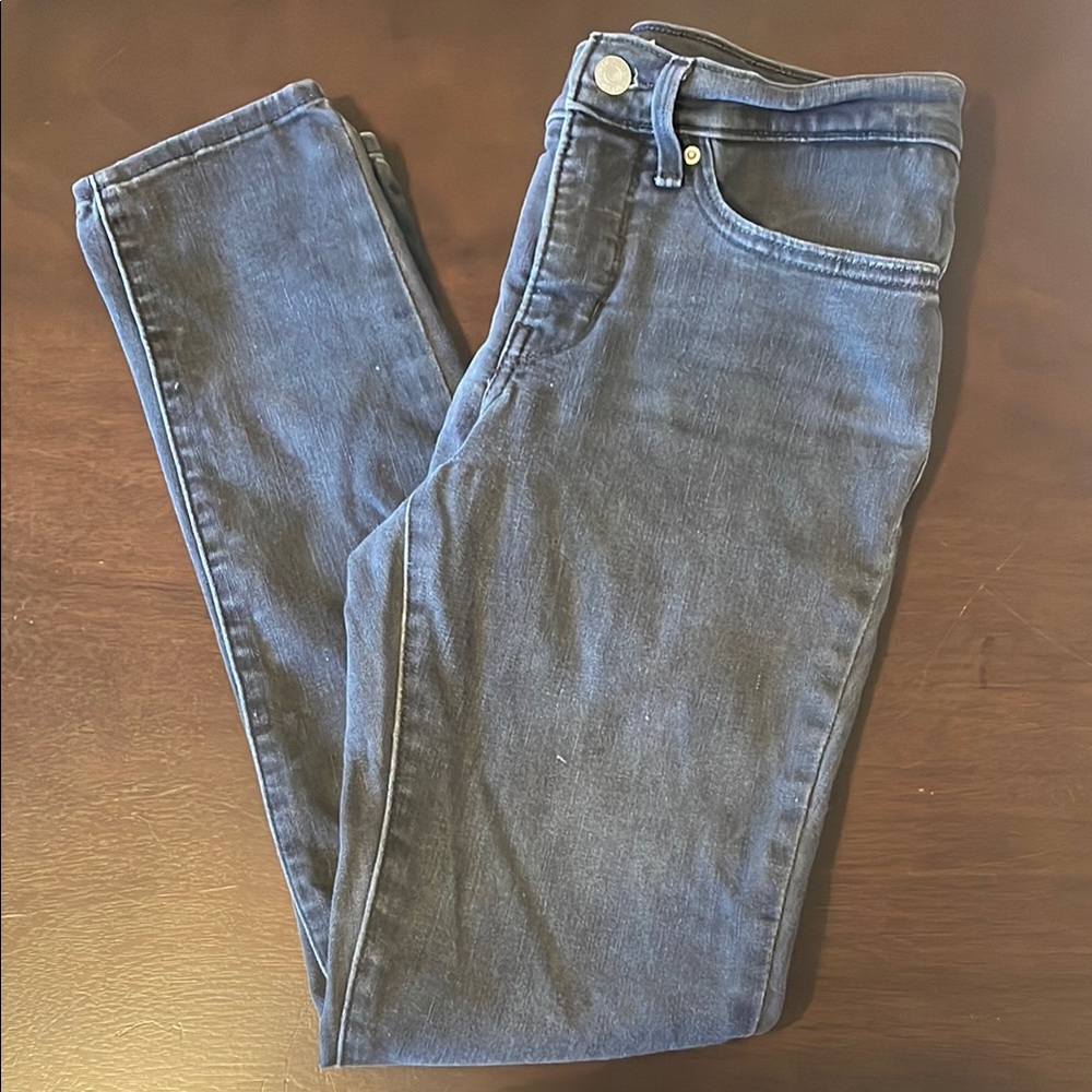 Charcoal Gray Levi’s Skinny Jeans with Classic Denim Wash